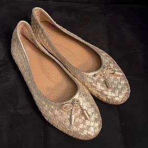 NWOT Carmela gold weave flat size 39